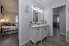 12-Shared-Ensuite-Bathroom
