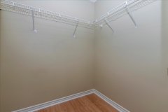 22-Walk-In-Closet