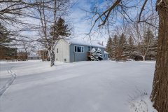 8906-5th-line-34-Front-Yard